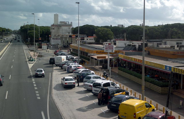 Imagen de la zona comercial de La Pava en Gav Mar (autova de Castelldefels) (21 de octubre de 2012)